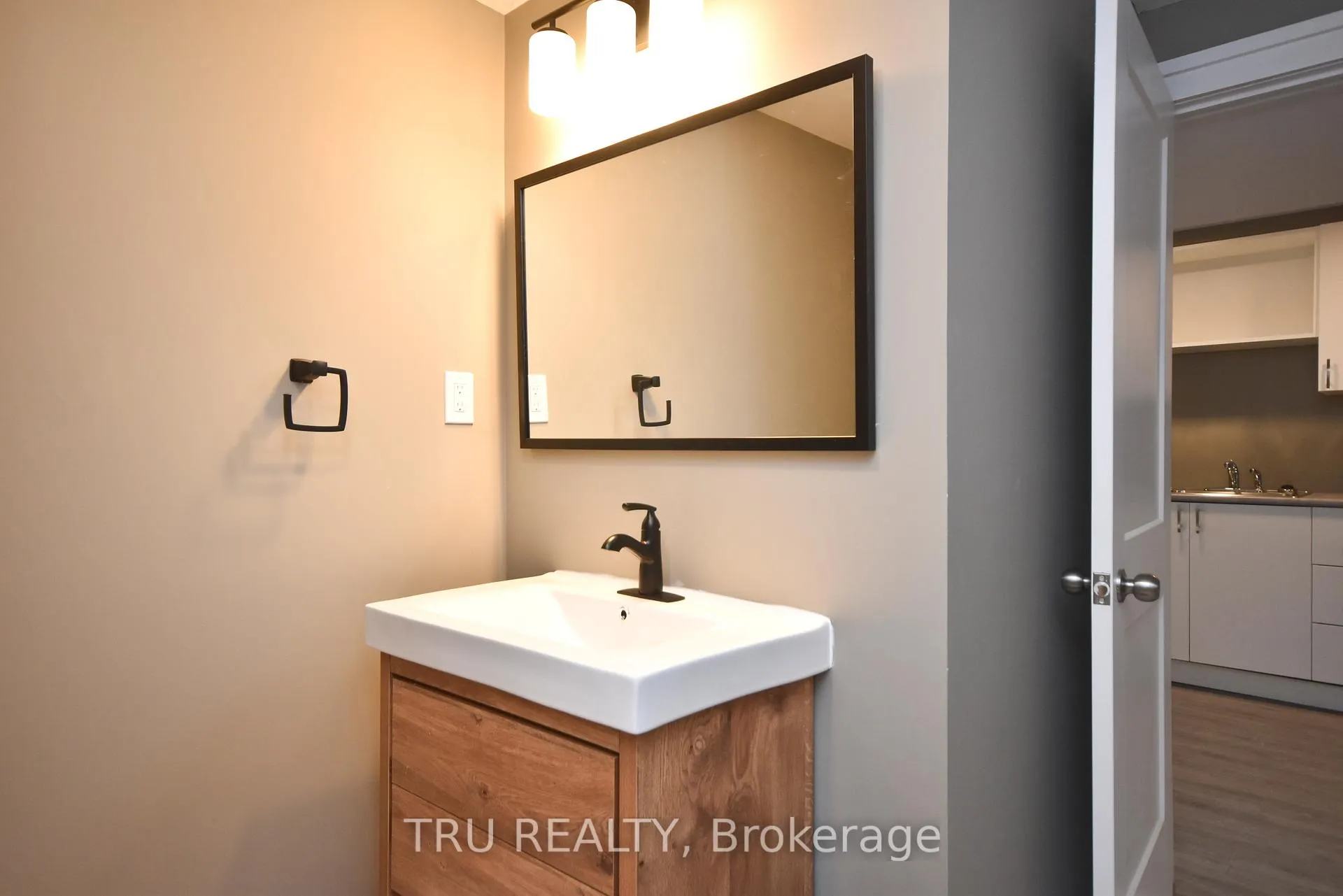 Photo 12 of Unit B, 1259 Maitland Avenue, Ottawa, Copeland Park — HOMEH