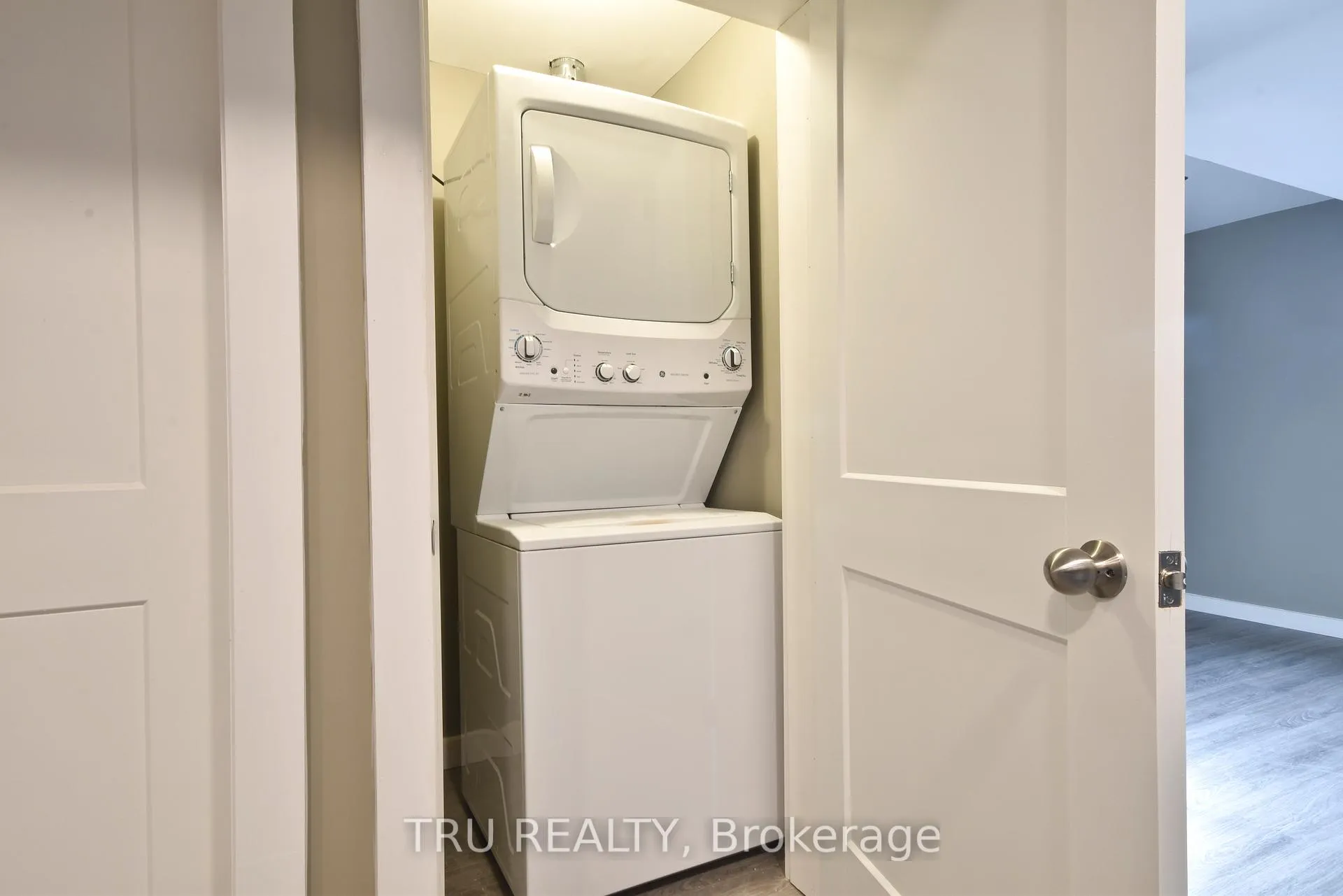 Photo 13 of Unit B, 1259 Maitland Avenue, Ottawa, Copeland Park — HOMEH
