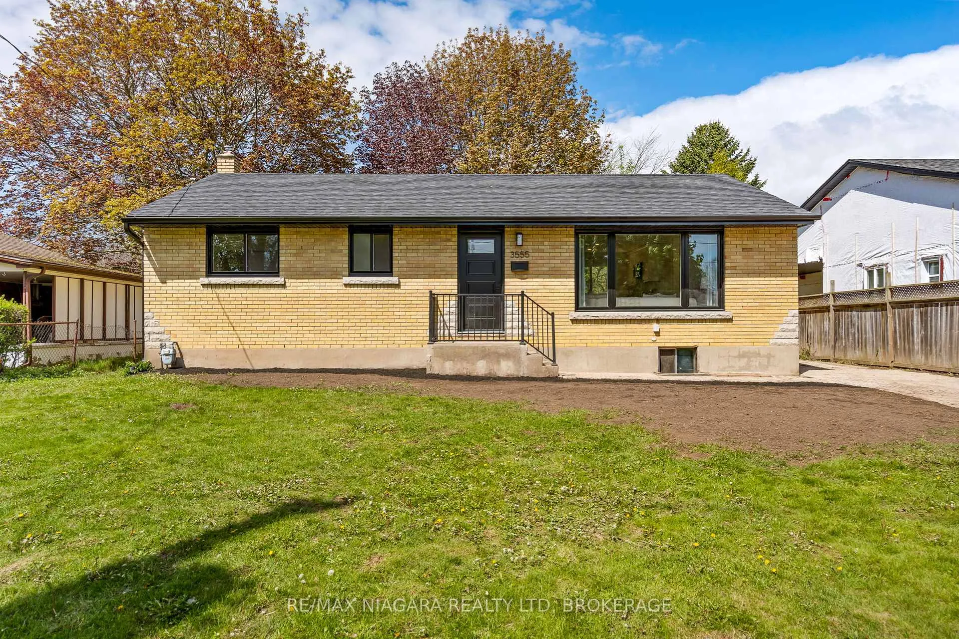 Photo 1 of 3555 Gainsborough Avenue, Niagara Falls, Stamford — HOMEH