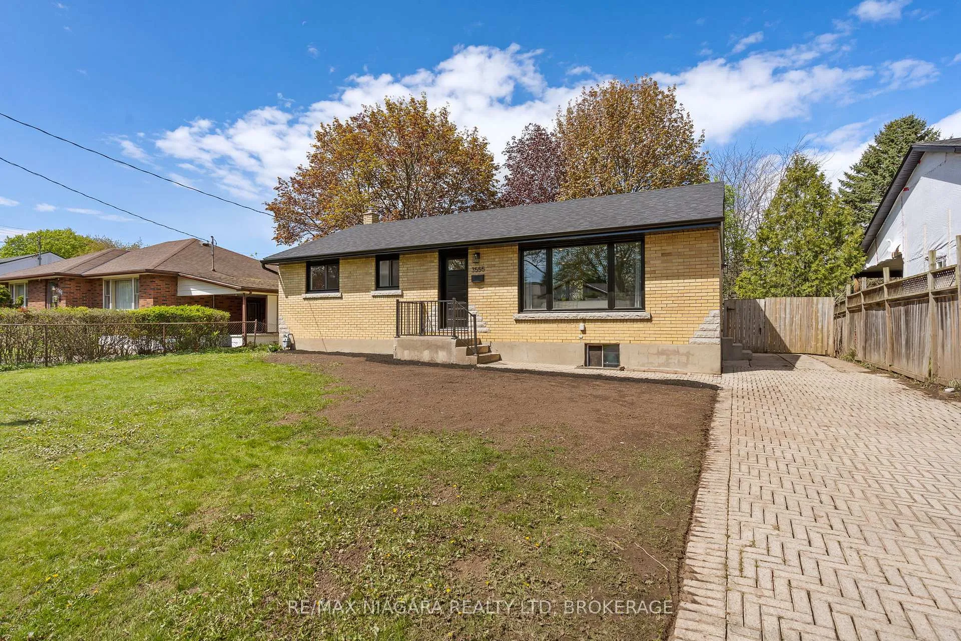 Photo 2 of 3555 Gainsborough Avenue, Niagara Falls, Stamford — HOMEH