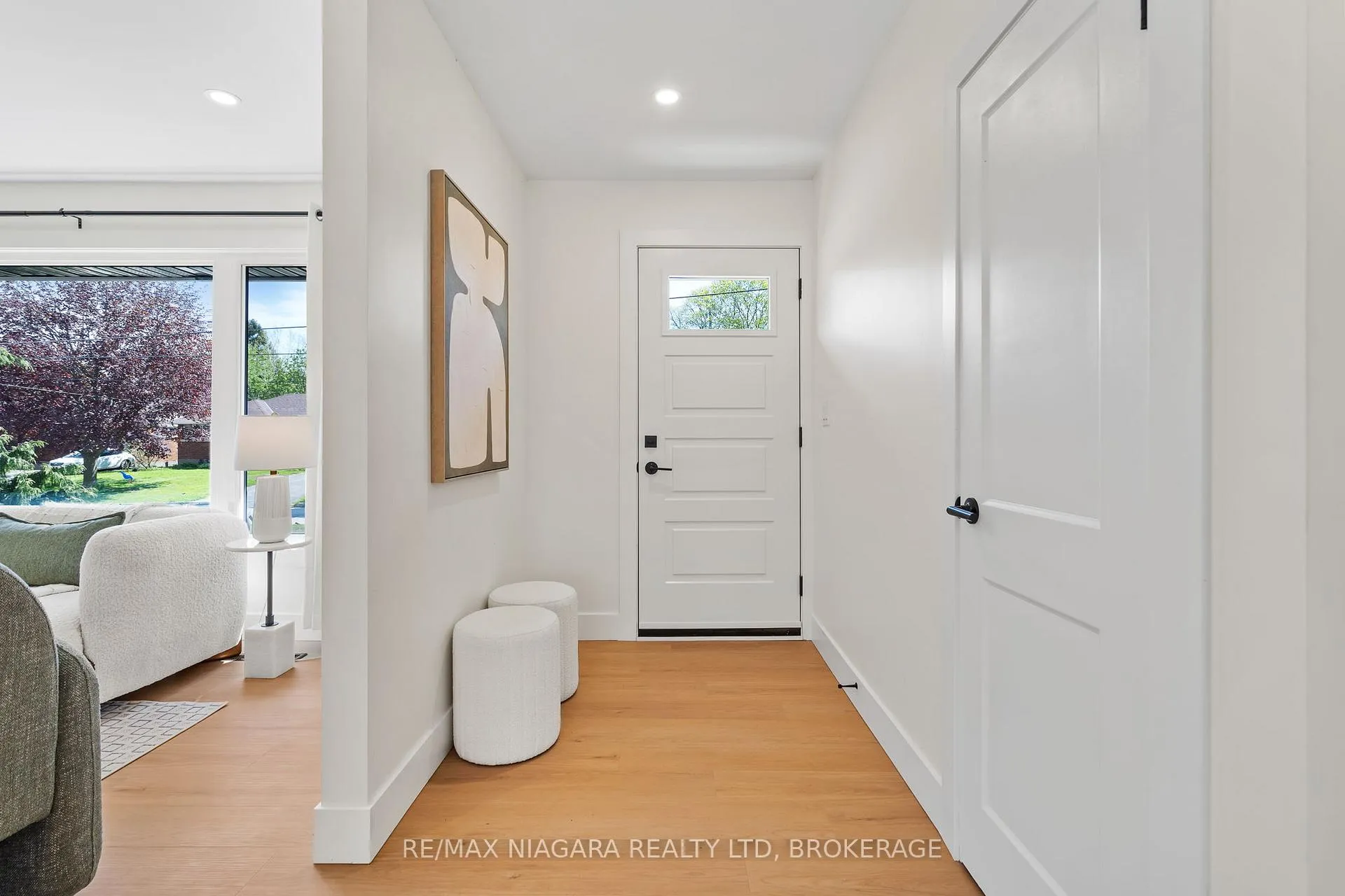 Photo 3 of 3555 Gainsborough Avenue, Niagara Falls, Stamford — HOMEH