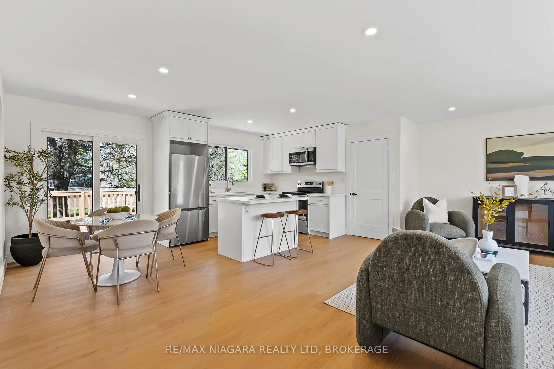 Photo 4 of 3555 Gainsborough Avenue, Niagara Falls, Stamford — HOMEH