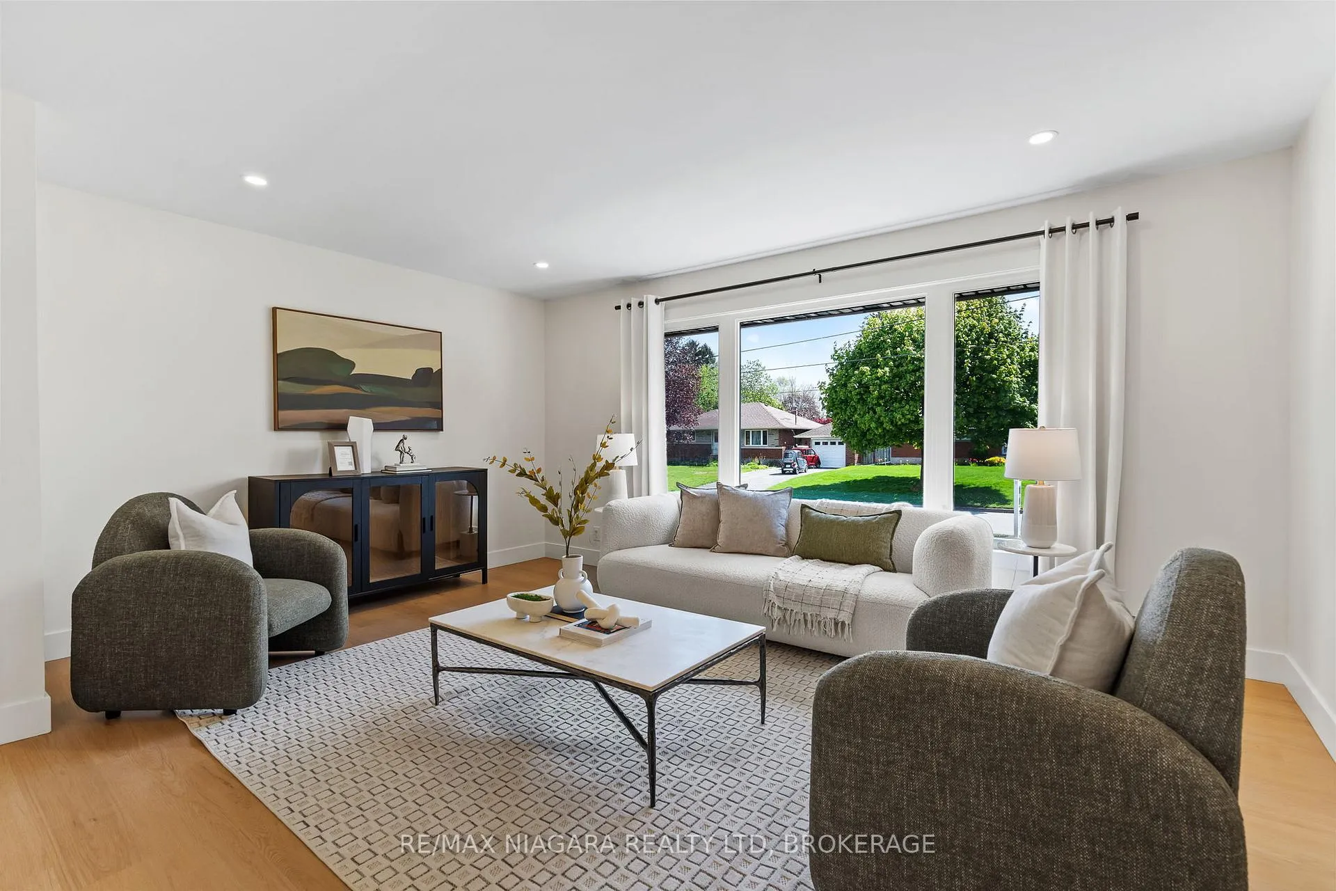 Photo 5 of 3555 Gainsborough Avenue, Niagara Falls, Stamford — HOMEH