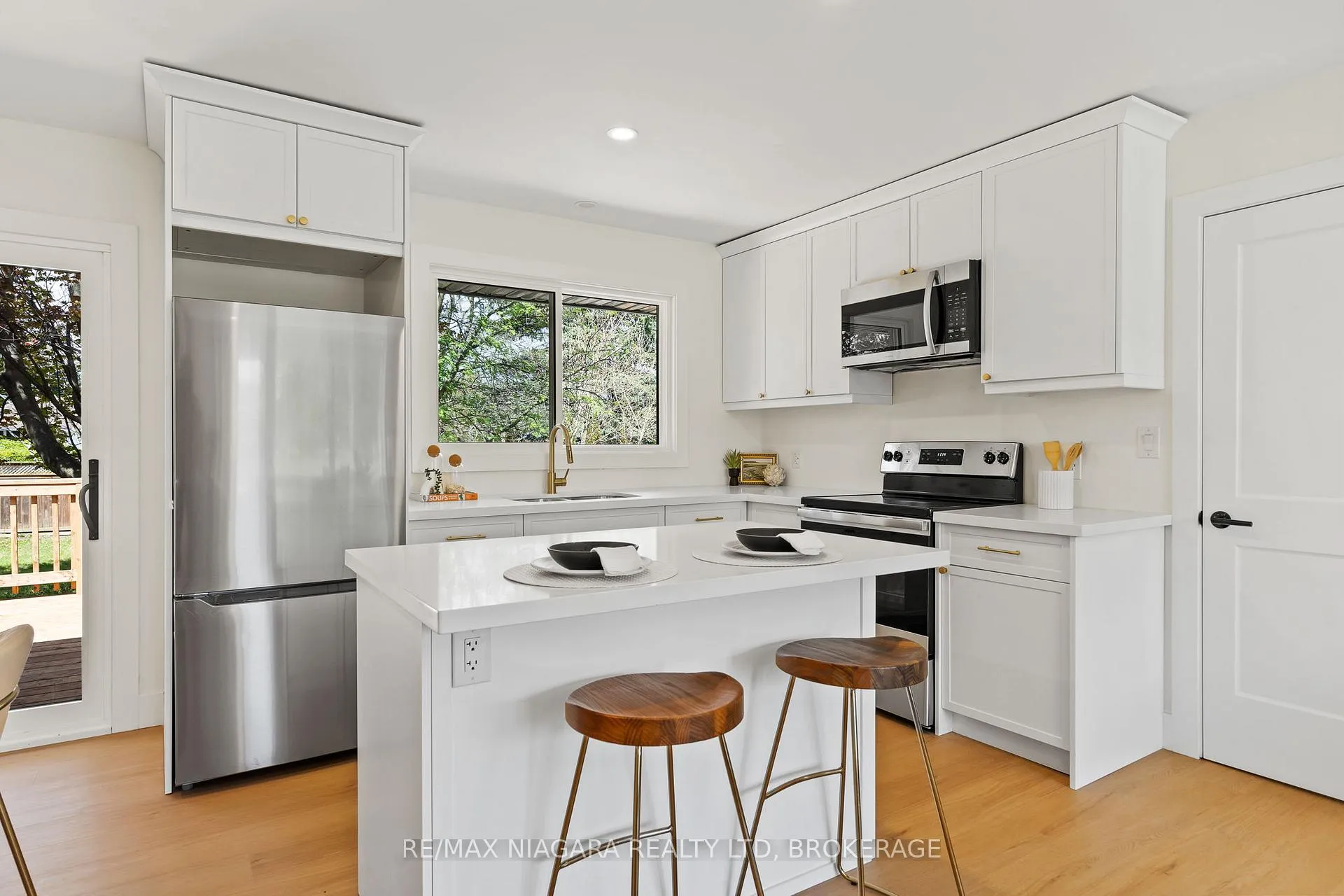 Photo 8 of 3555 Gainsborough Avenue, Niagara Falls, Stamford — HOMEH