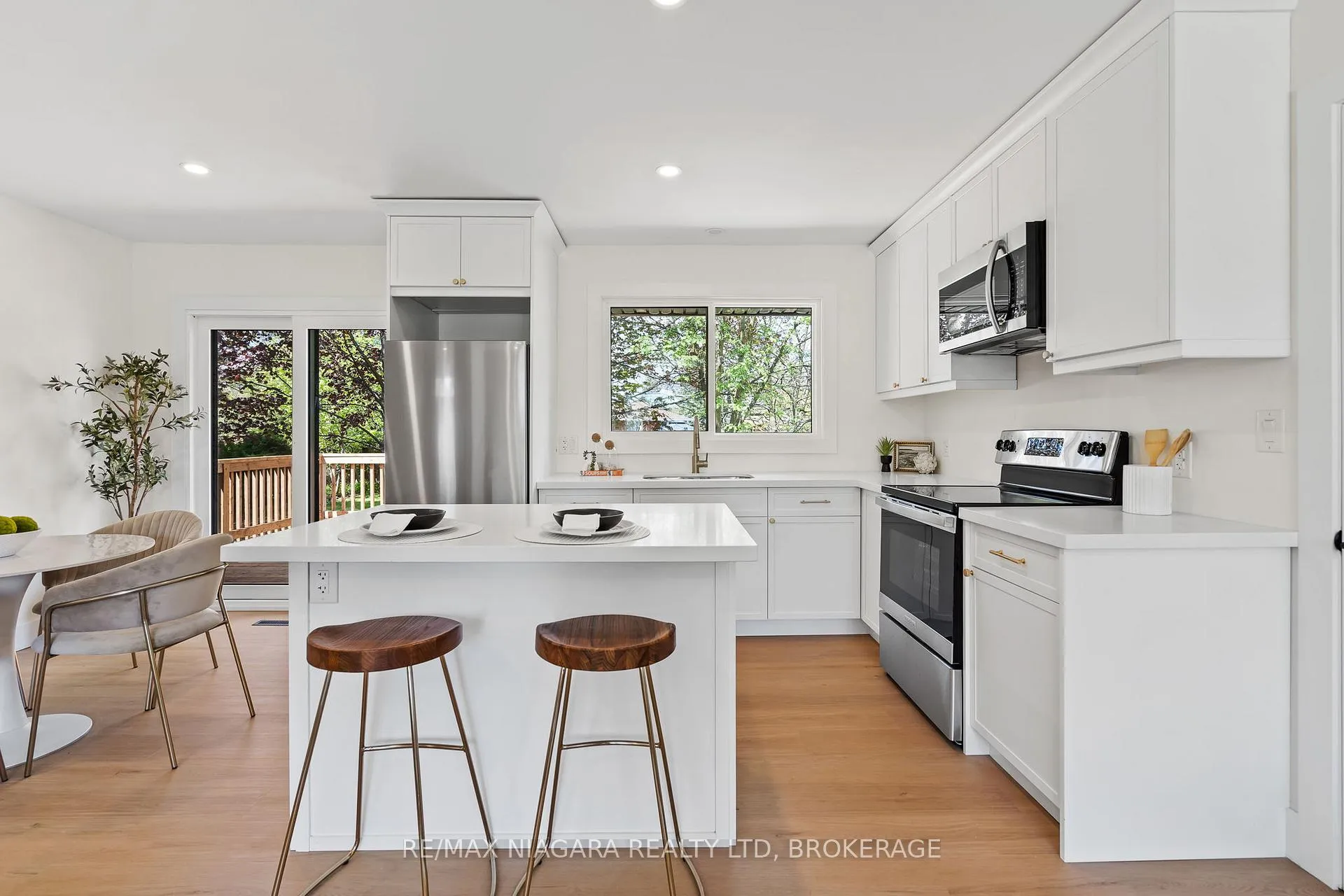 Photo 9 of 3555 Gainsborough Avenue, Niagara Falls, Stamford — HOMEH