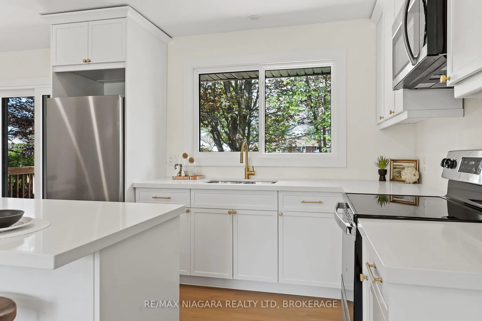 Photo 10 of 3555 Gainsborough Avenue, Niagara Falls, Stamford — HOMEH