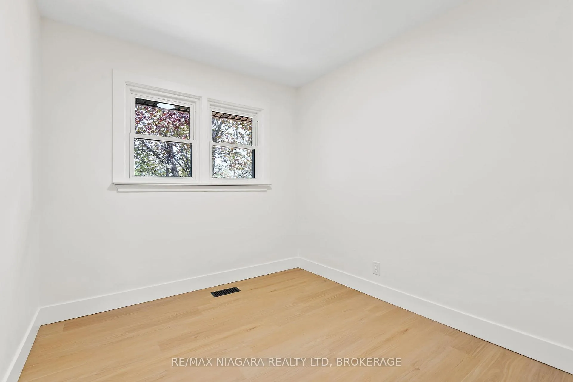 Photo 16 of 3555 Gainsborough Avenue, Niagara Falls, Stamford — HOMEH