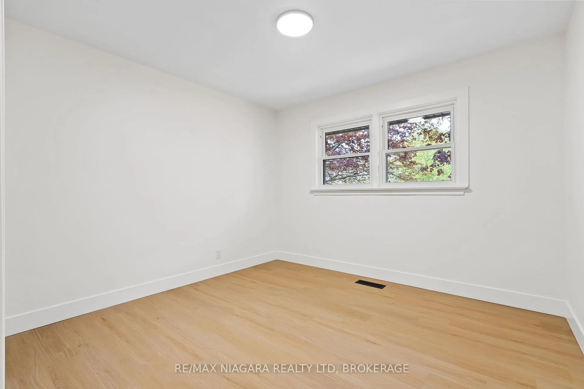 Photo 17 of 3555 Gainsborough Avenue, Niagara Falls, Stamford — HOMEH