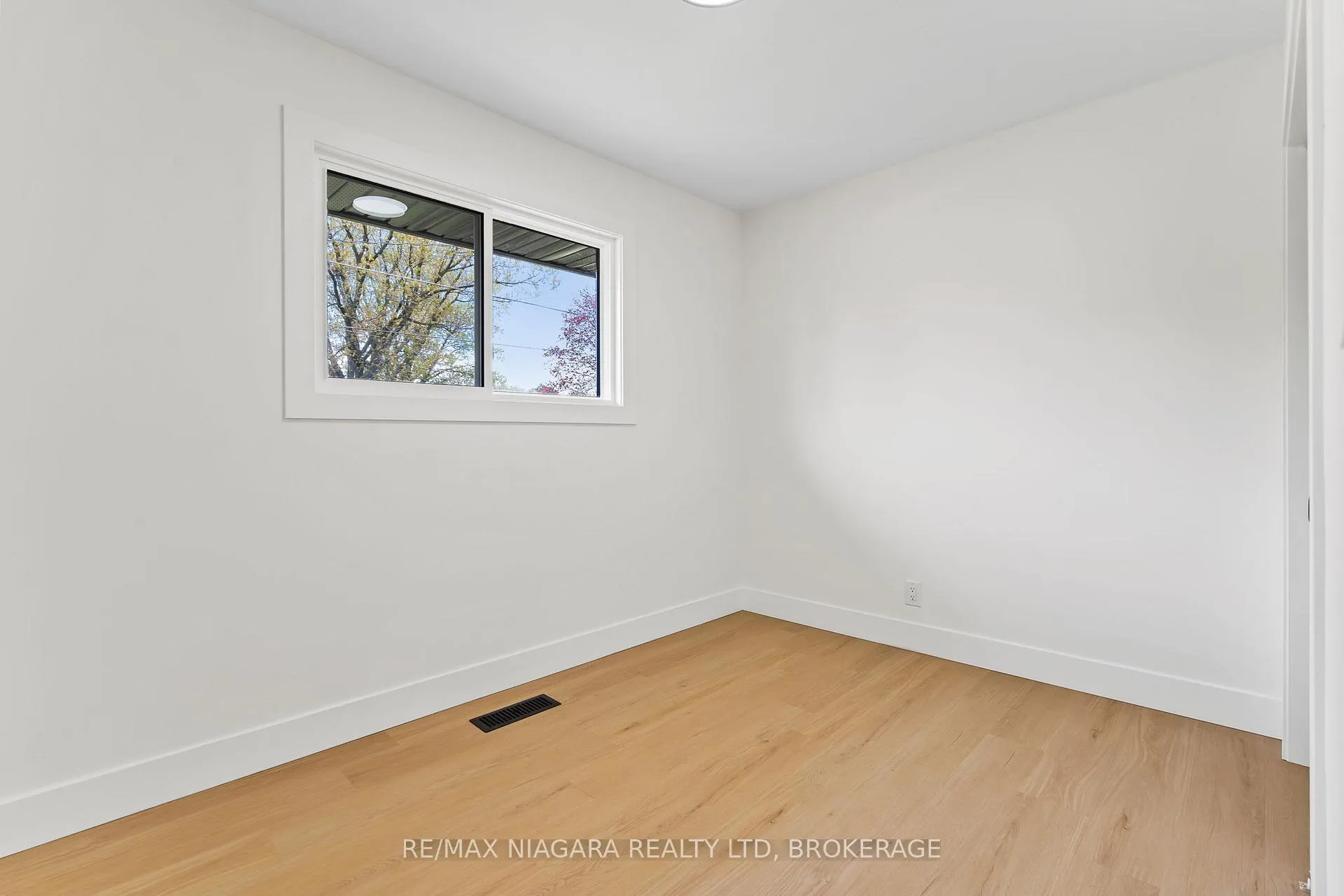 Photo 19 of 3555 Gainsborough Avenue, Niagara Falls, Stamford — HOMEH