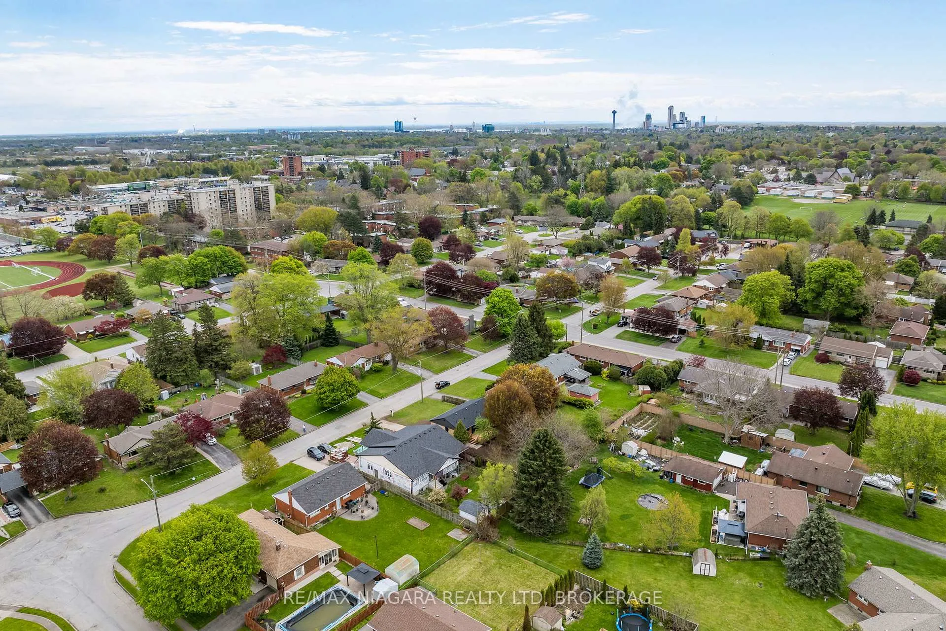Photo 38 of 3555 Gainsborough Avenue, Niagara Falls, Stamford — HOMEH