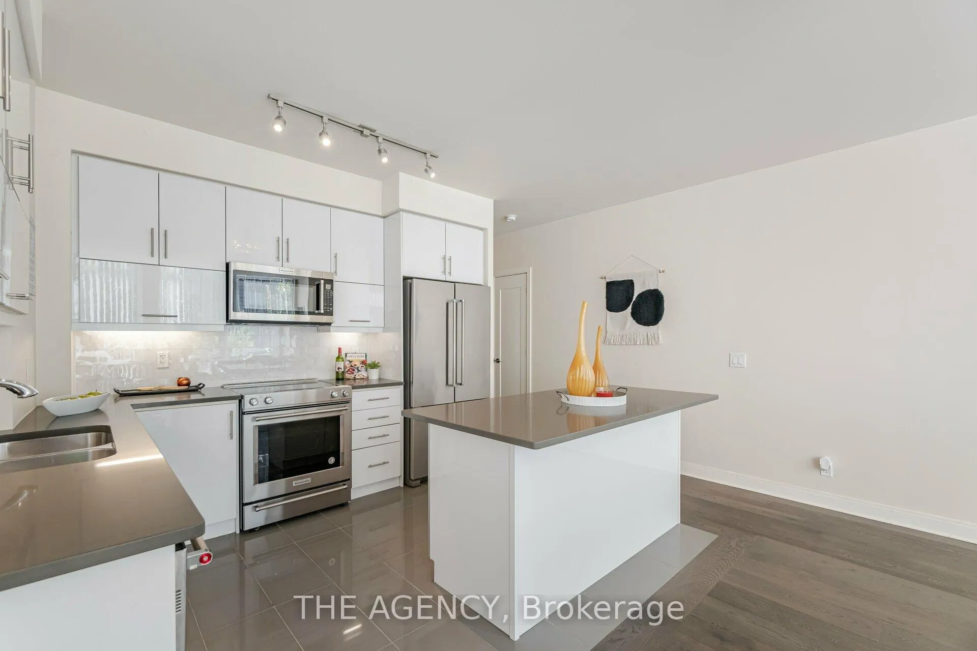 Photo 8 of Unit 105, 825 Church Street, Toronto, Rosedale-Moore Park — HOMEH