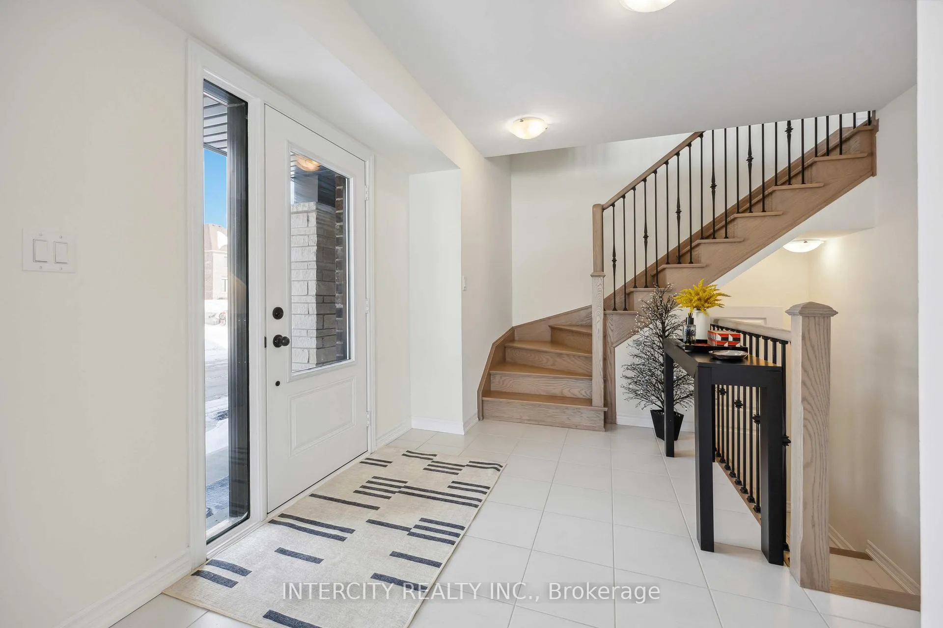 Photo 4 of 43 Griffith Street, Aurora, Bayview Northeast — HOMEH