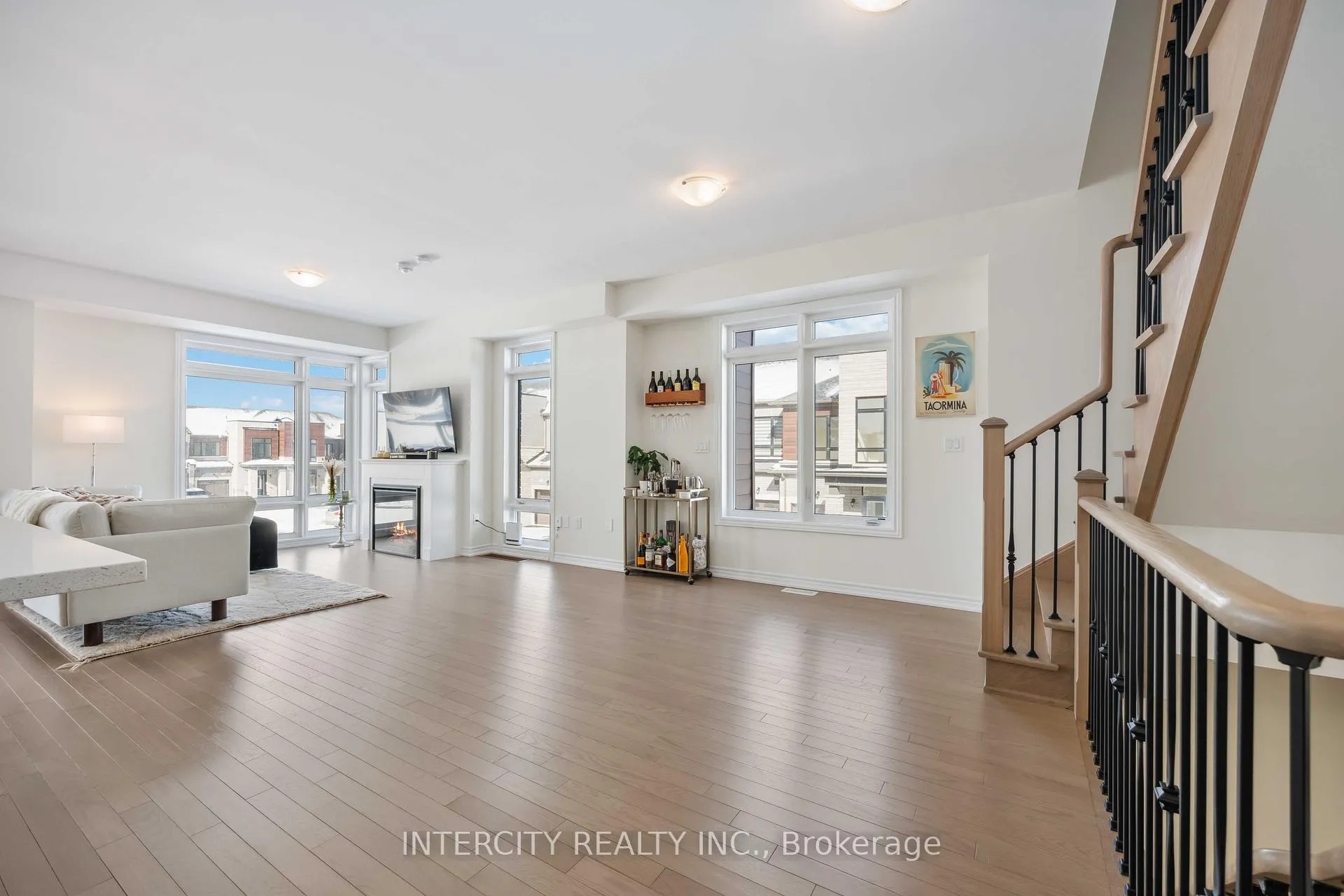 Photo 13 of 43 Griffith Street, Aurora, Bayview Northeast — HOMEH