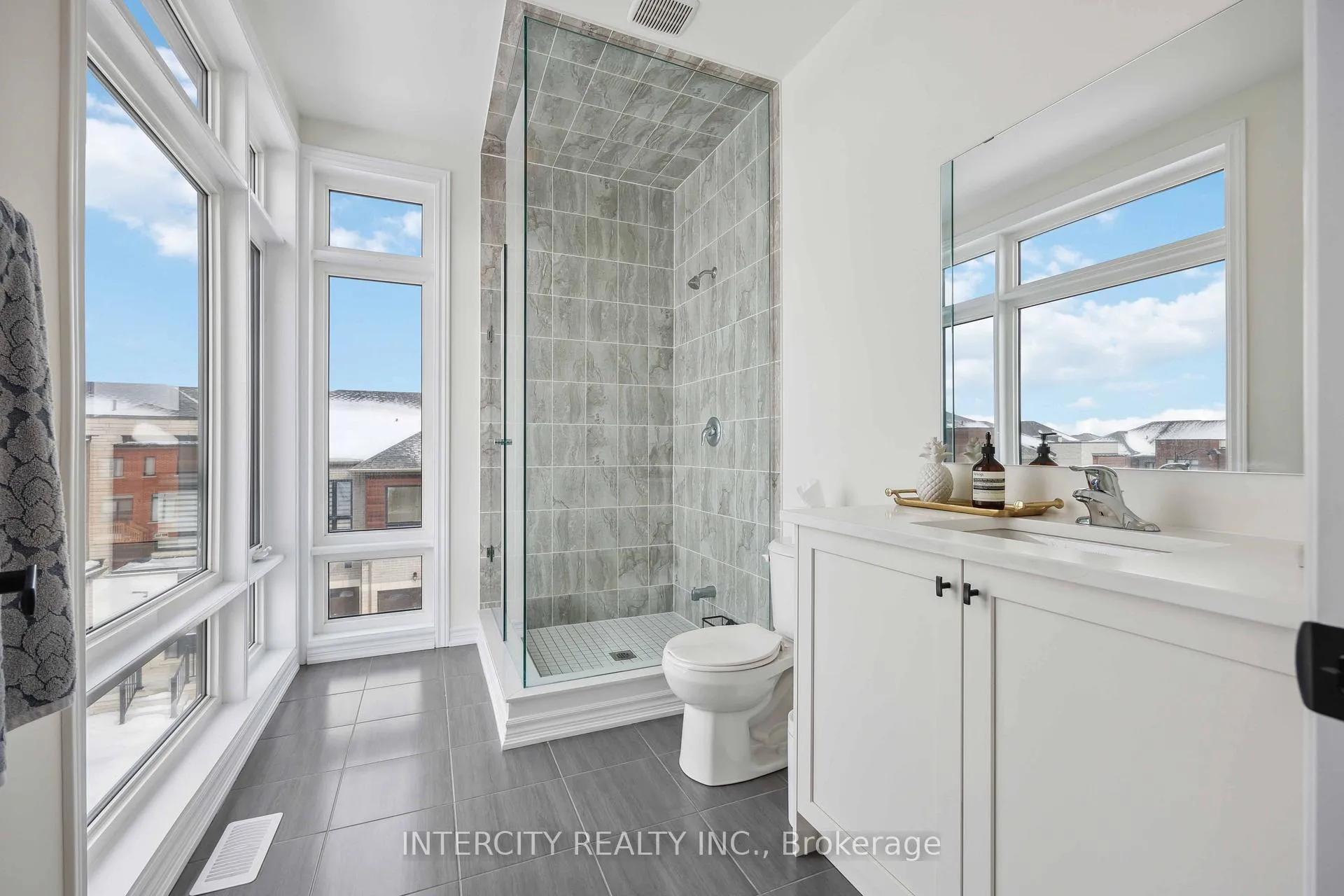 Photo 19 of 43 Griffith Street, Aurora, Bayview Northeast — HOMEH
