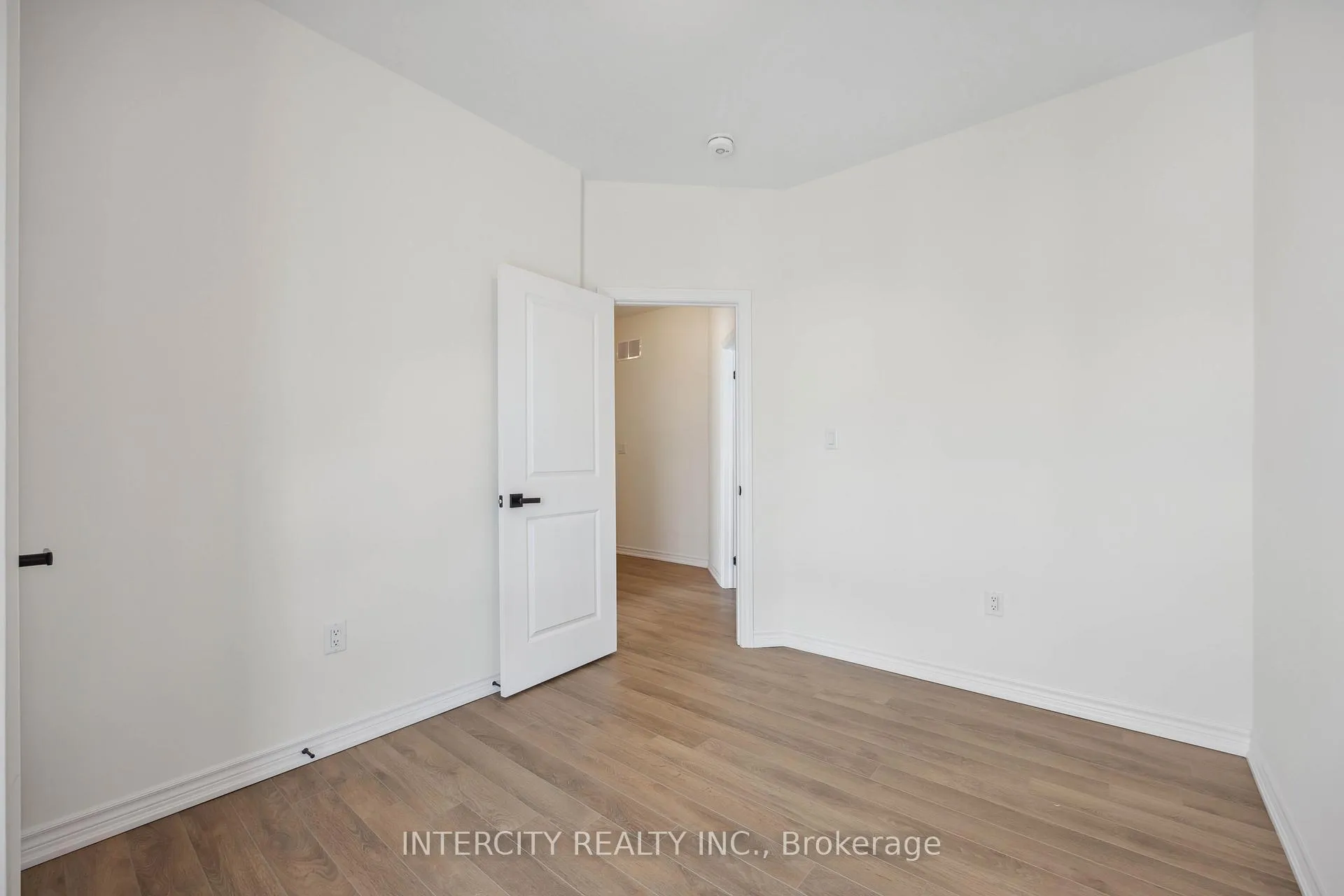 Photo 24 of 43 Griffith Street, Aurora, Bayview Northeast — HOMEH