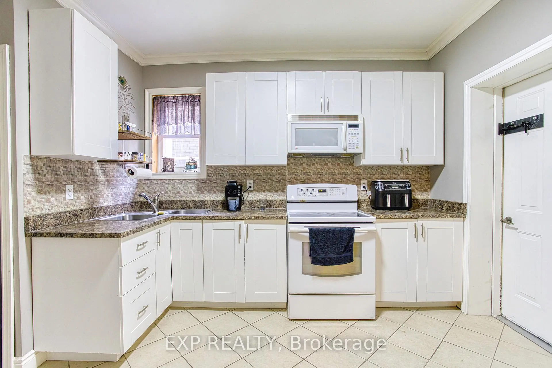 Photo 6 of 134 Rosslyn Avenue N, Hamilton, Crown Point — HOMEH