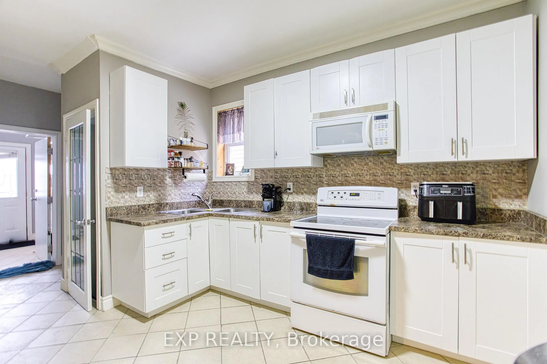 Photo 7 of 134 Rosslyn Avenue N, Hamilton, Crown Point — HOMEH