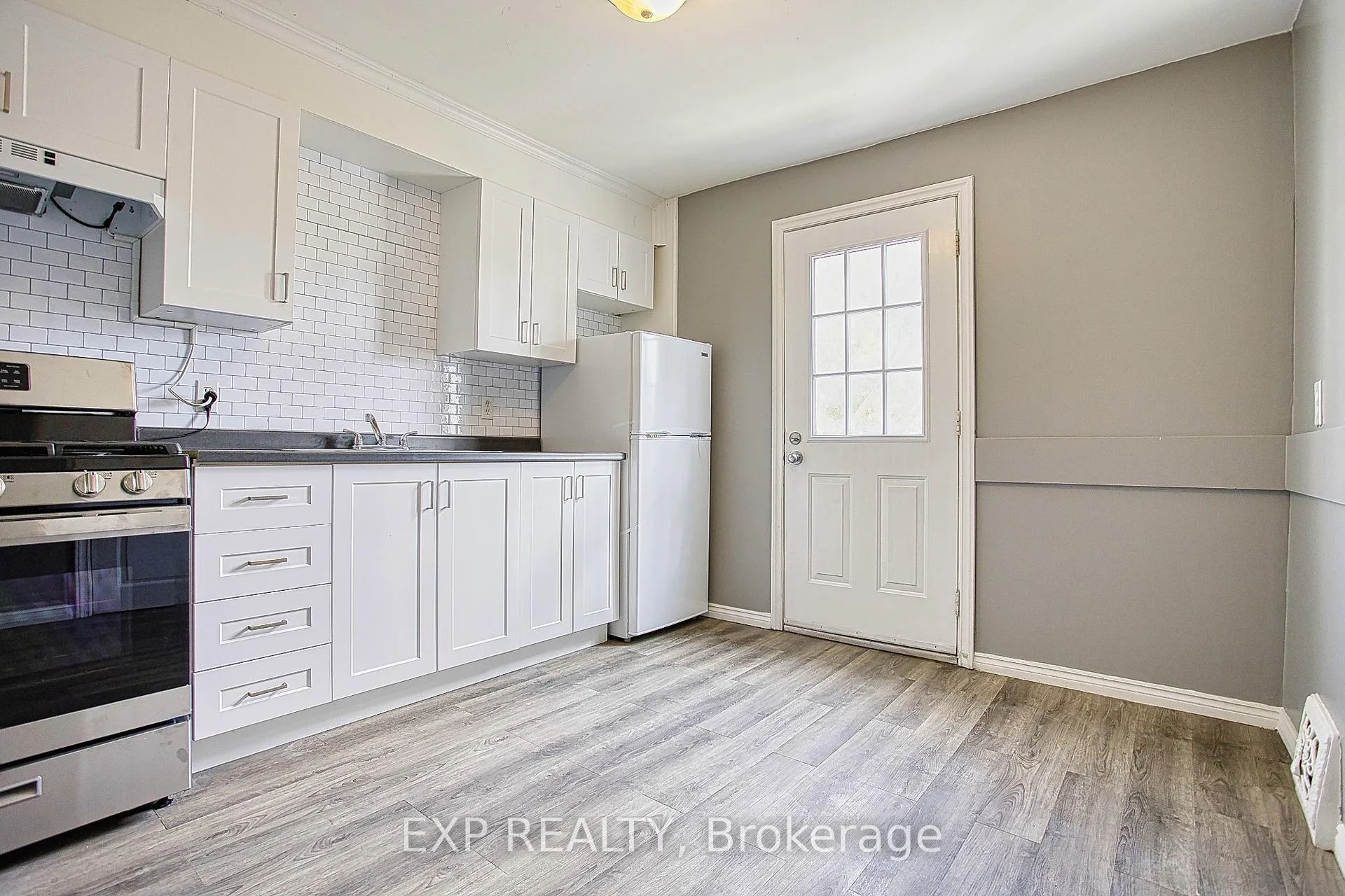 Photo 12 of 134 Rosslyn Avenue N, Hamilton, Crown Point — HOMEH
