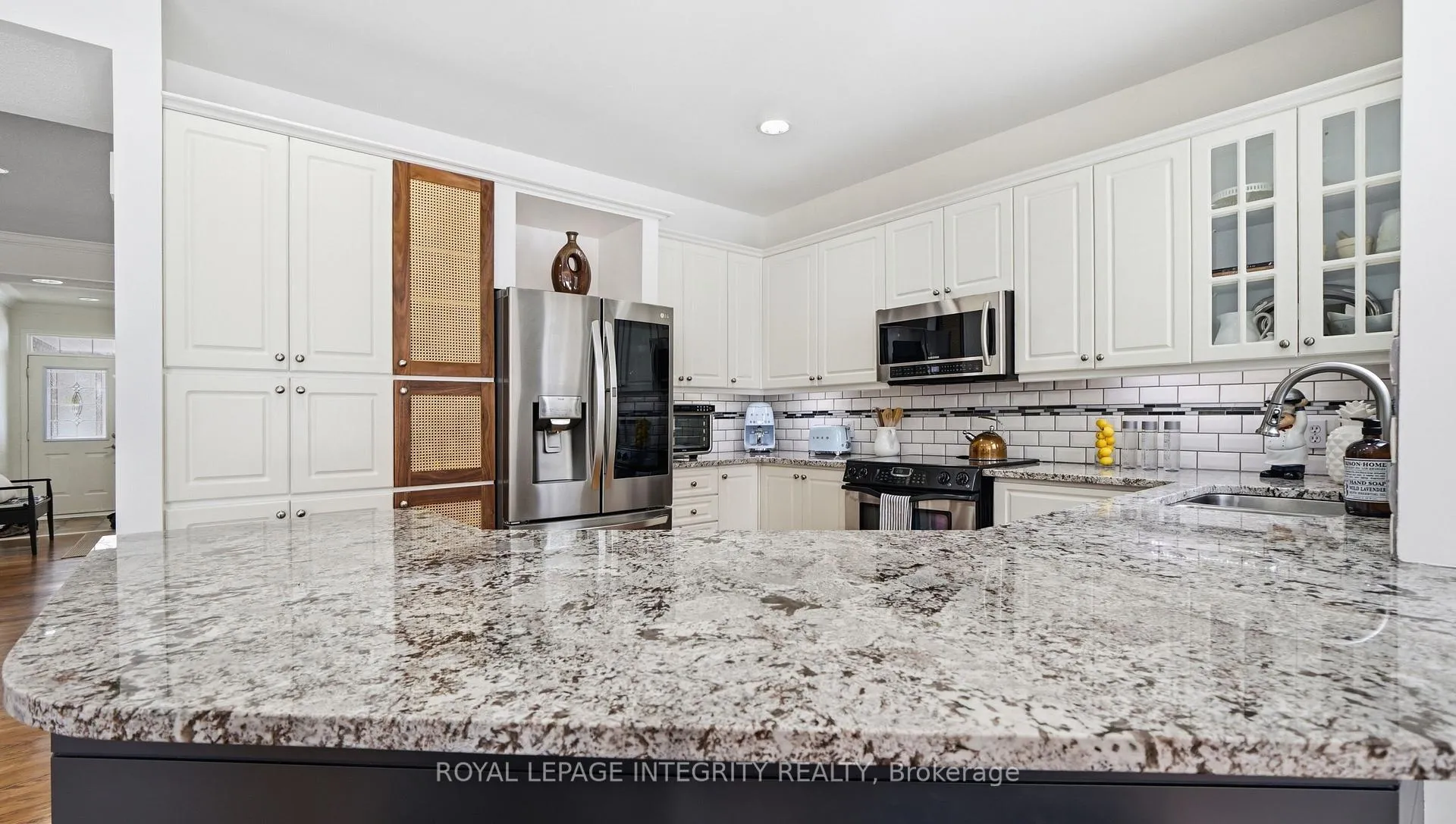 Photo 17 of 20 Farmfield Crescent, Ottawa, Kanata - Emerald Meadows/Trailwest — HOMEH