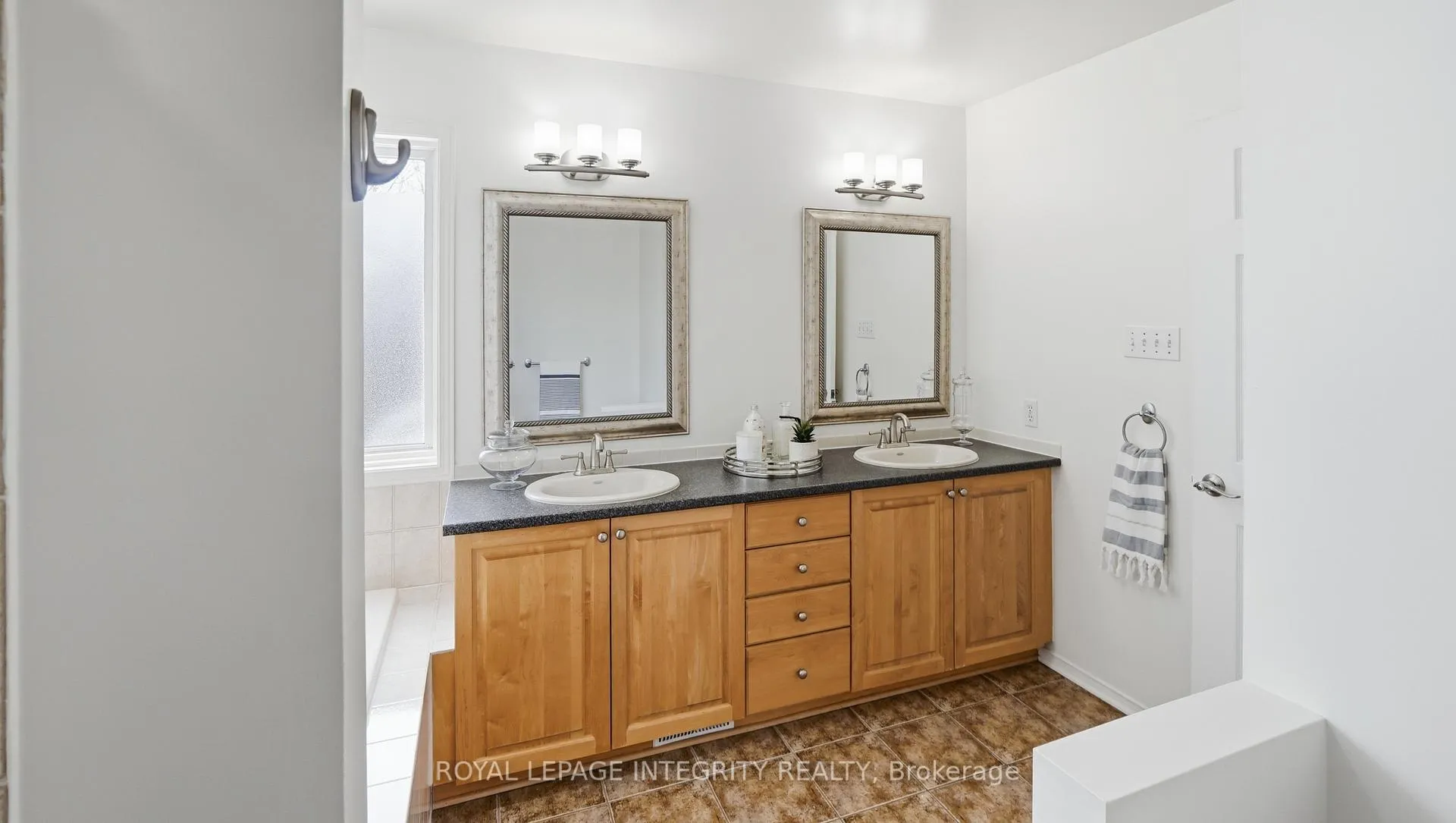 Photo 26 of 20 Farmfield Crescent, Ottawa, Kanata - Emerald Meadows/Trailwest — HOMEH