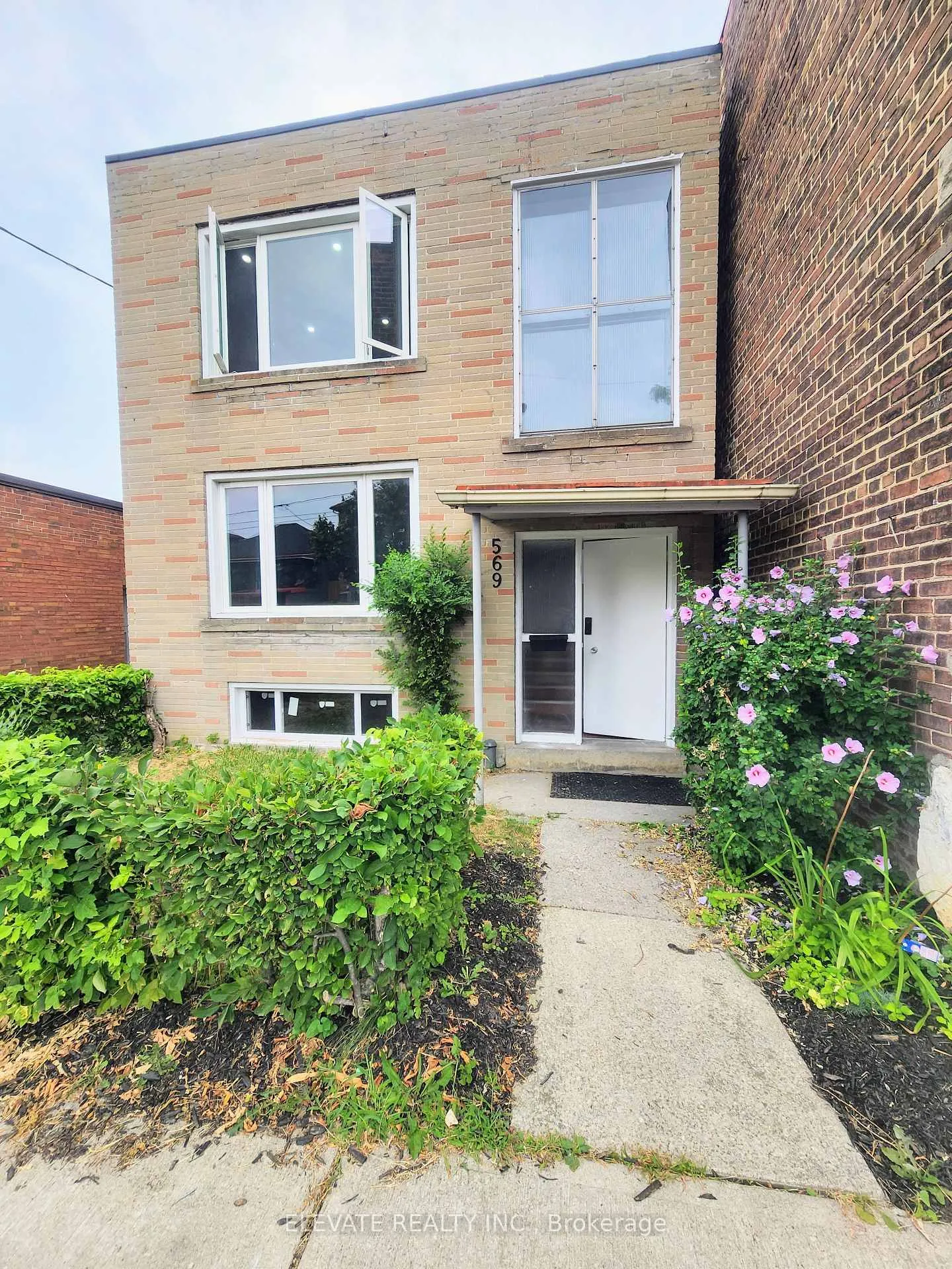 Front of 569 Oakwood Avenue