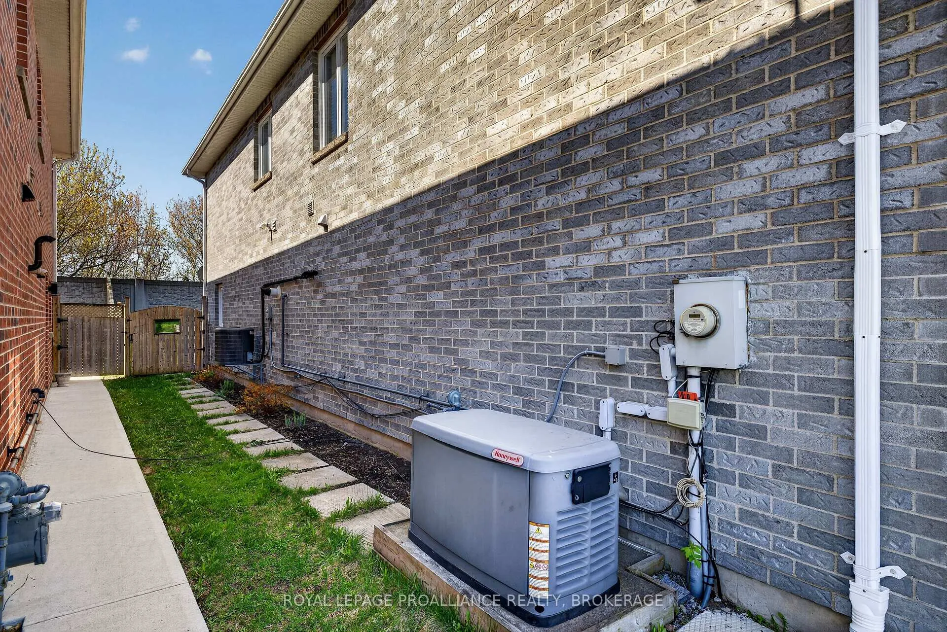 Photo 5 of 182 Briceland Street, Kingston, Rideau — HOMEH