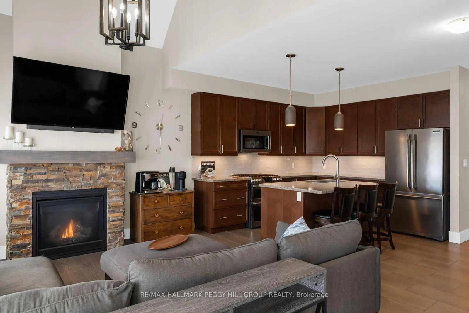 Photo 4 of Unit 21, 10 Invermara Court, Orillia — HOMEH