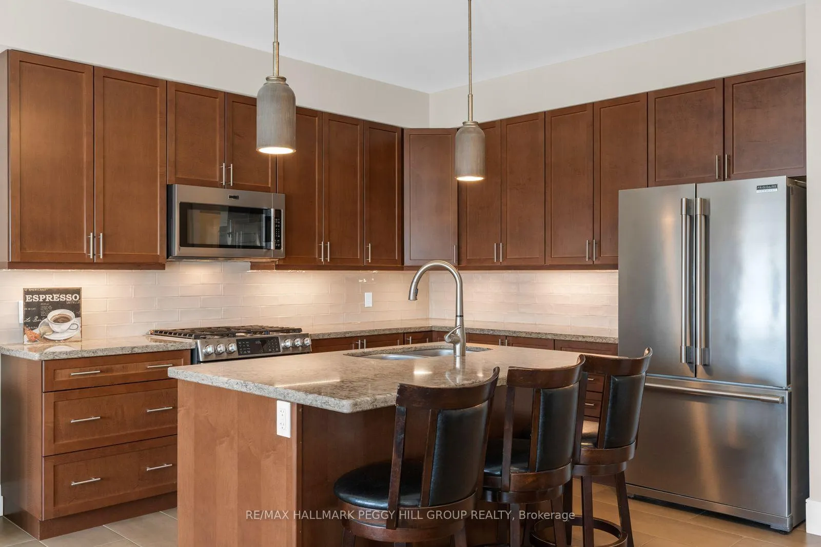 Photo 5 of Unit 21, 10 Invermara Court, Orillia — HOMEH