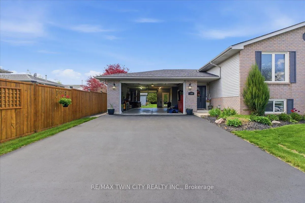 Photo 4 of 139 Branlyn Crescent, Brantford — HOMEH