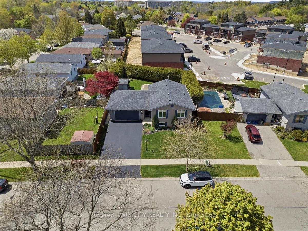 Photo 5 of 139 Branlyn Crescent, Brantford — HOMEH