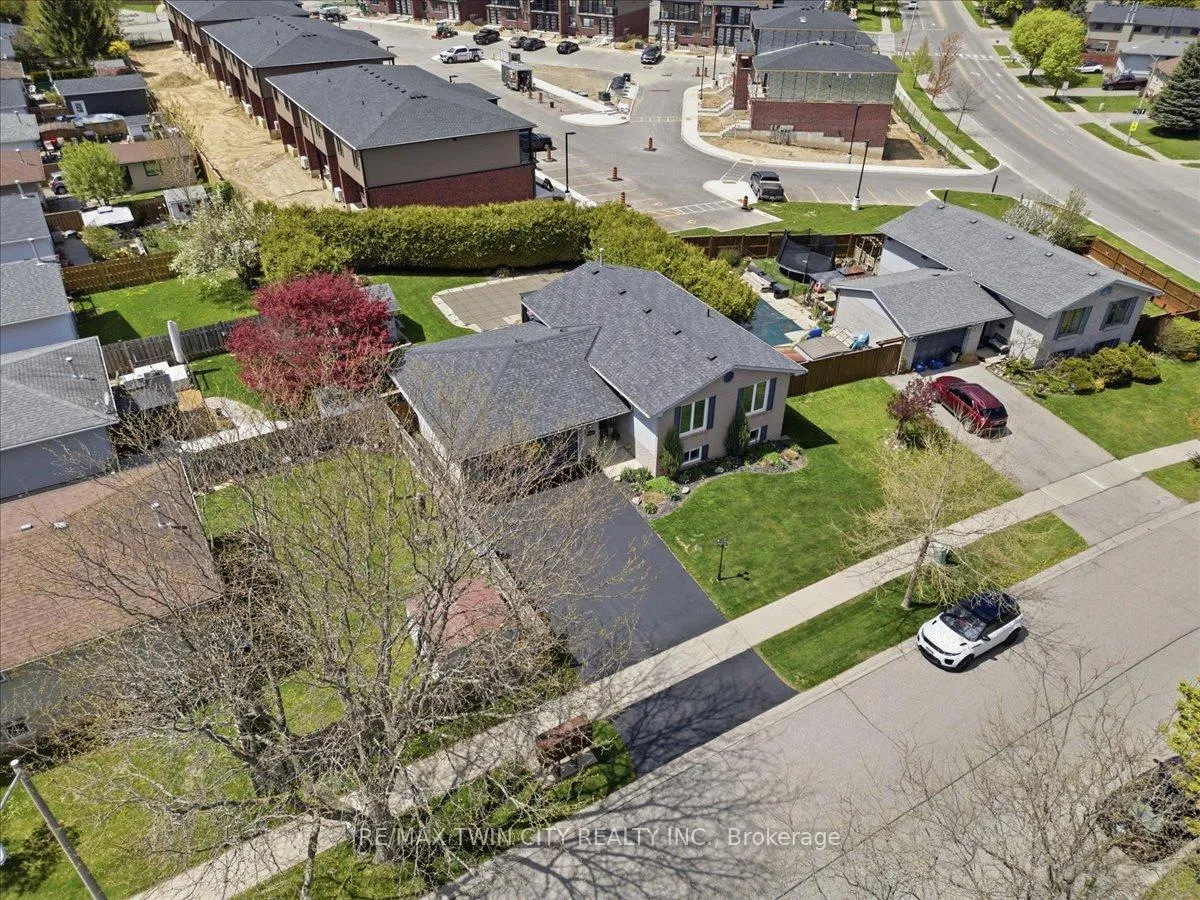 Photo 6 of 139 Branlyn Crescent, Brantford — HOMEH