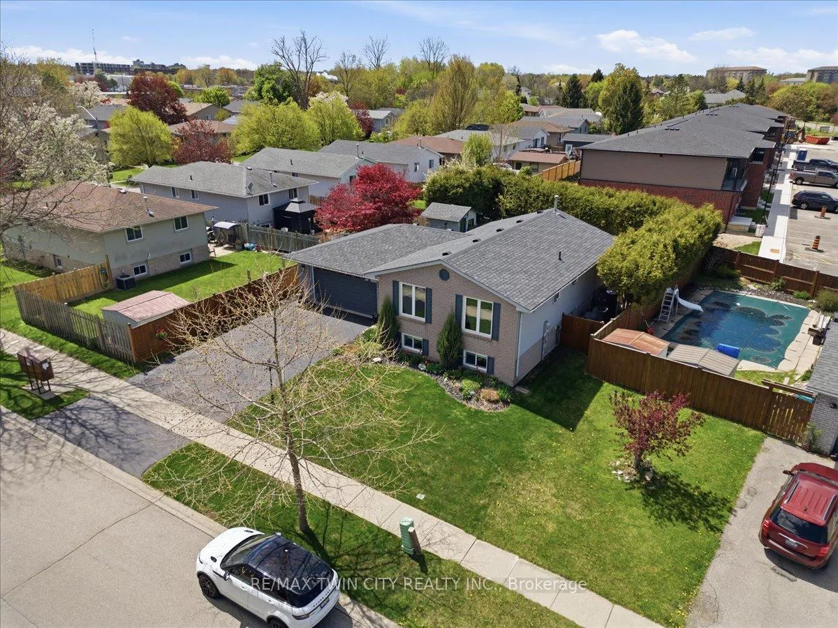 Photo 7 of 139 Branlyn Crescent, Brantford — HOMEH