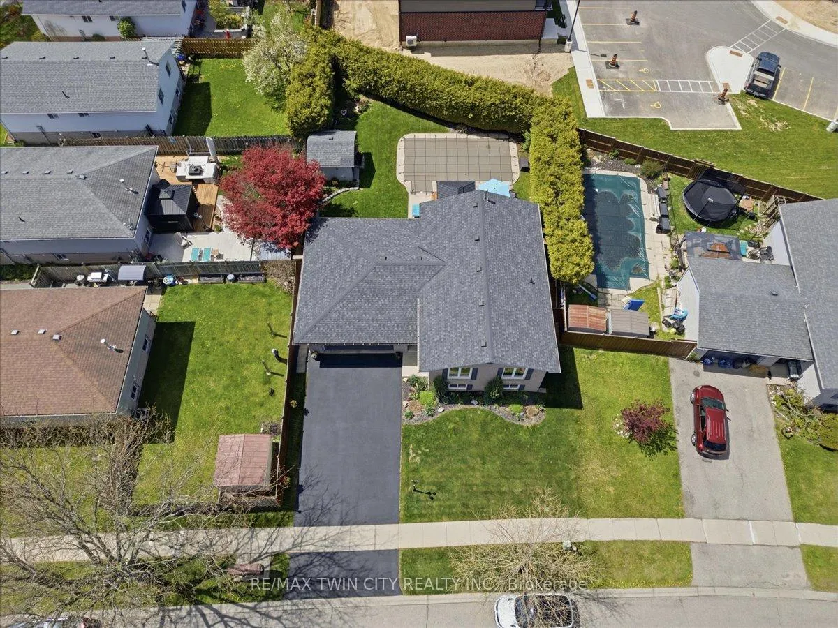 Photo 8 of 139 Branlyn Crescent, Brantford — HOMEH