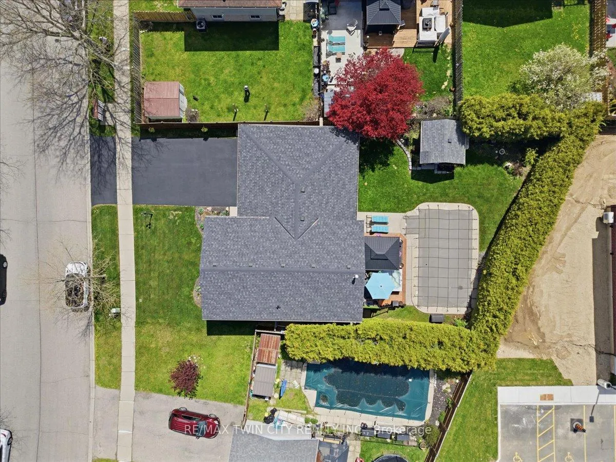 Photo 9 of 139 Branlyn Crescent, Brantford — HOMEH