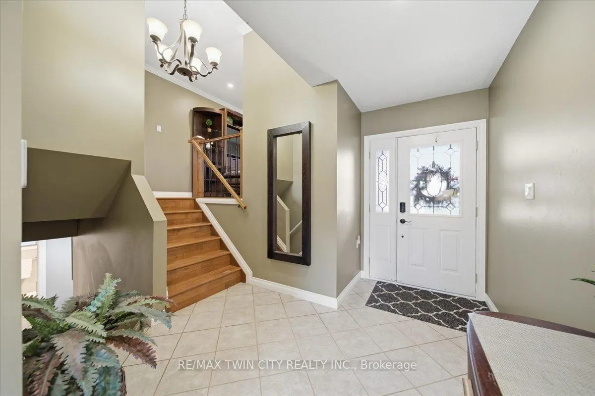 Photo 10 of 139 Branlyn Crescent, Brantford — HOMEH