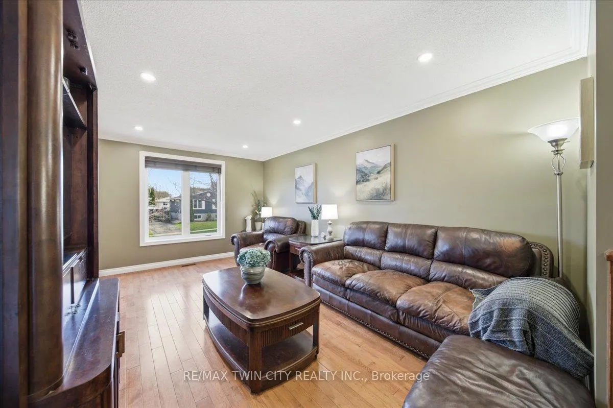 Photo 11 of 139 Branlyn Crescent, Brantford — HOMEH