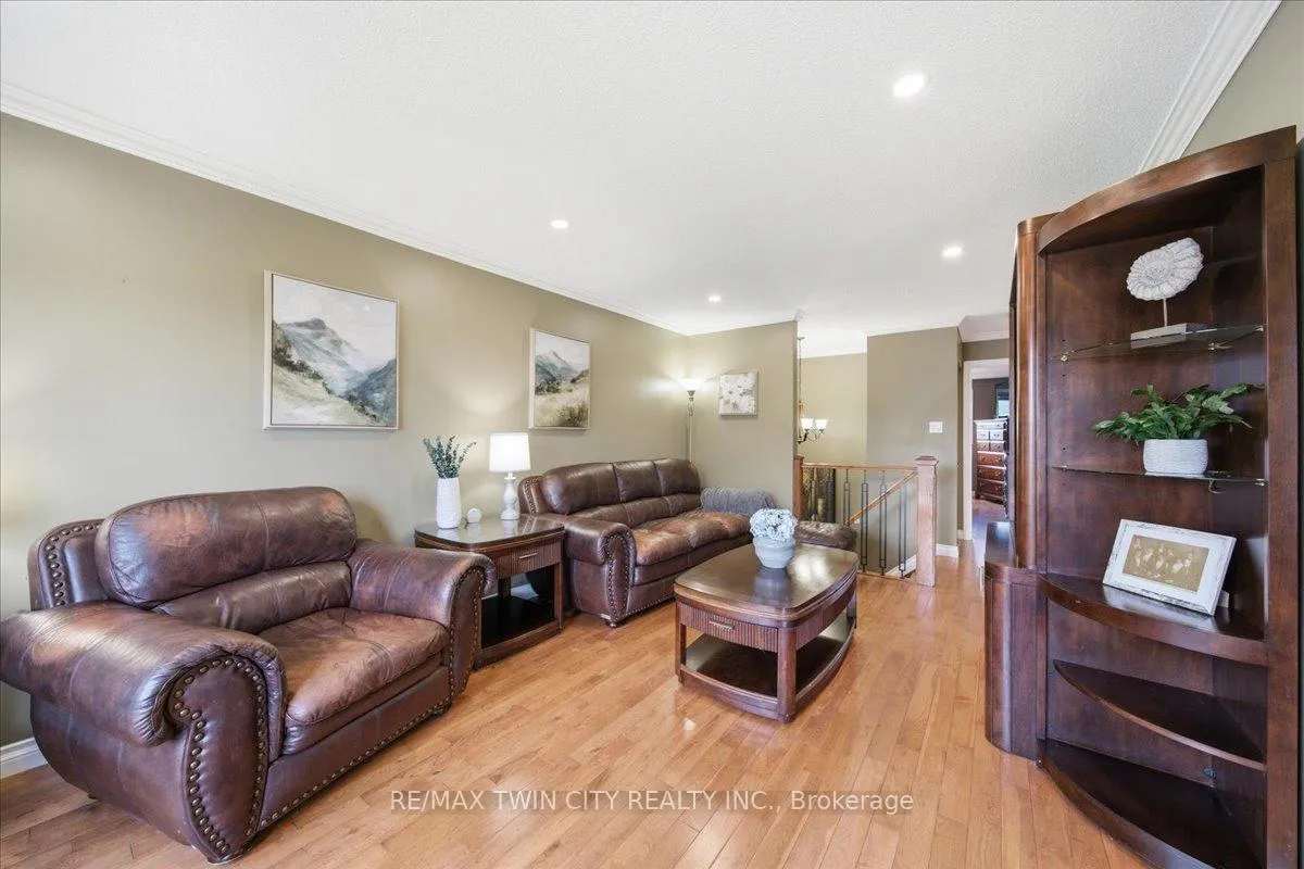 Photo 12 of 139 Branlyn Crescent, Brantford — HOMEH