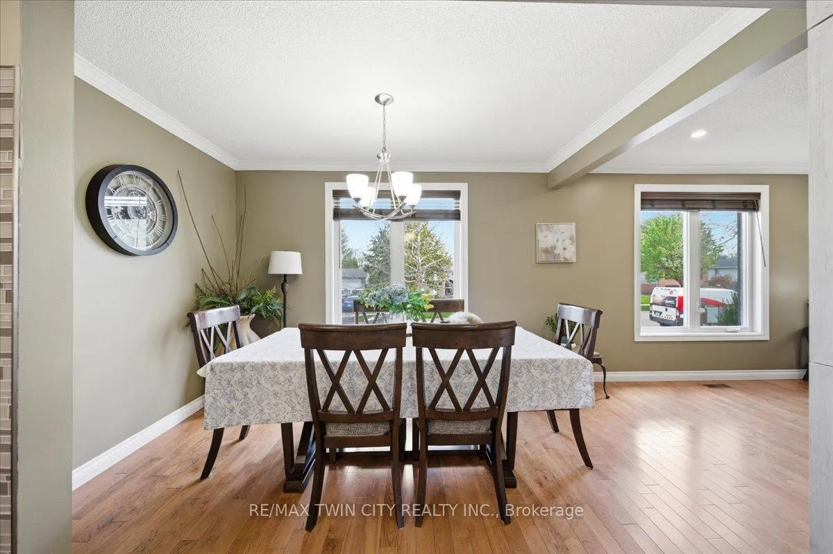 Photo 14 of 139 Branlyn Crescent, Brantford — HOMEH