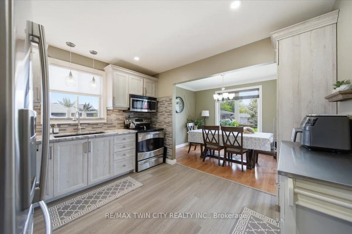 Photo 15 of 139 Branlyn Crescent, Brantford — HOMEH