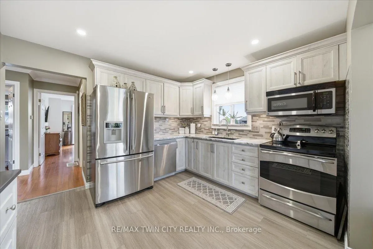 Photo 16 of 139 Branlyn Crescent, Brantford — HOMEH