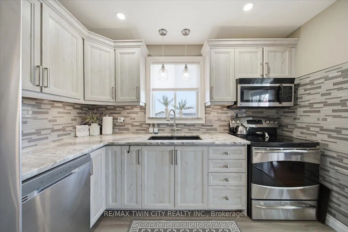 Photo 17 of 139 Branlyn Crescent, Brantford — HOMEH