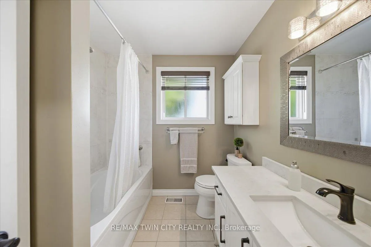 Photo 23 of 139 Branlyn Crescent, Brantford — HOMEH