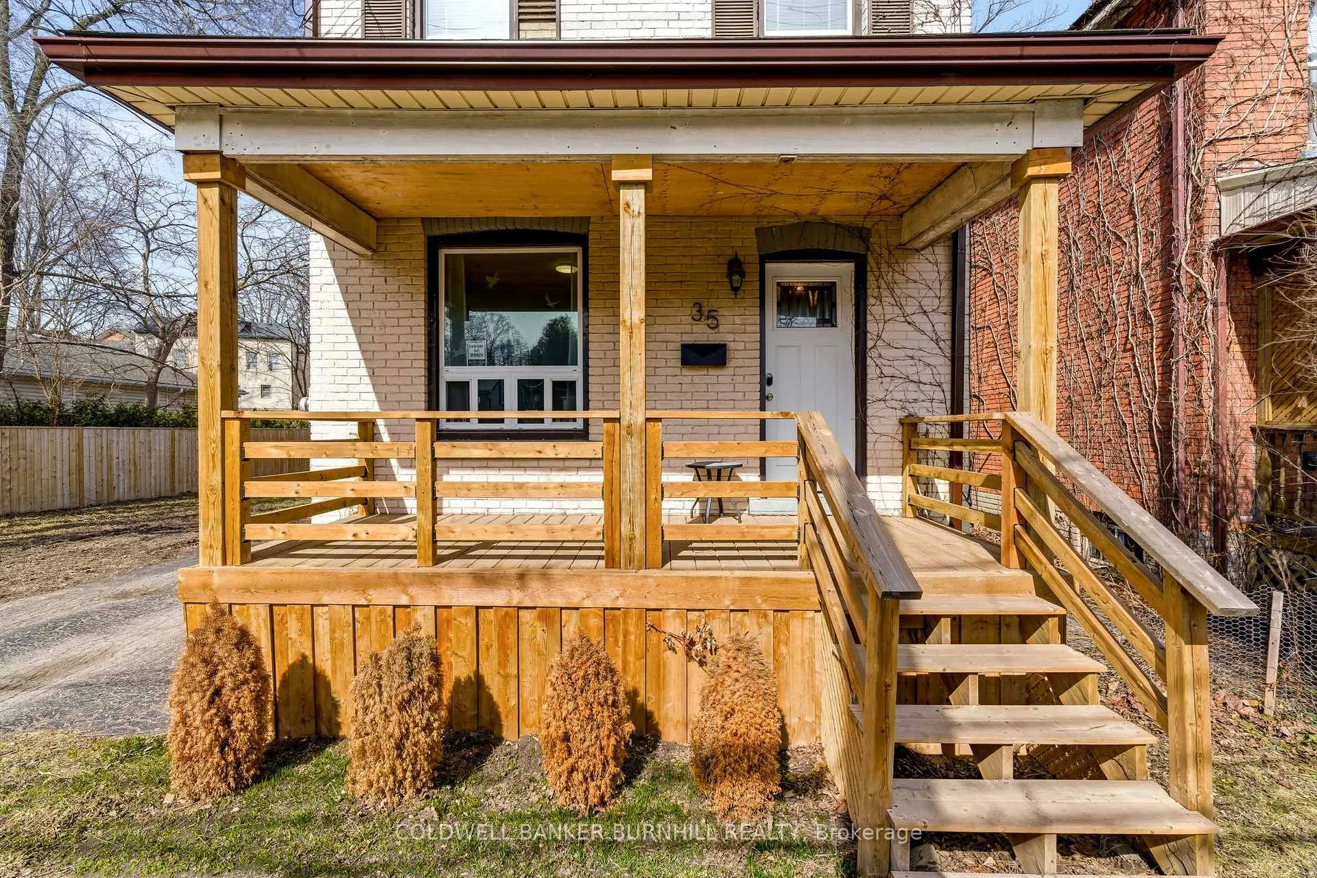 Front of 35 Dundas Street