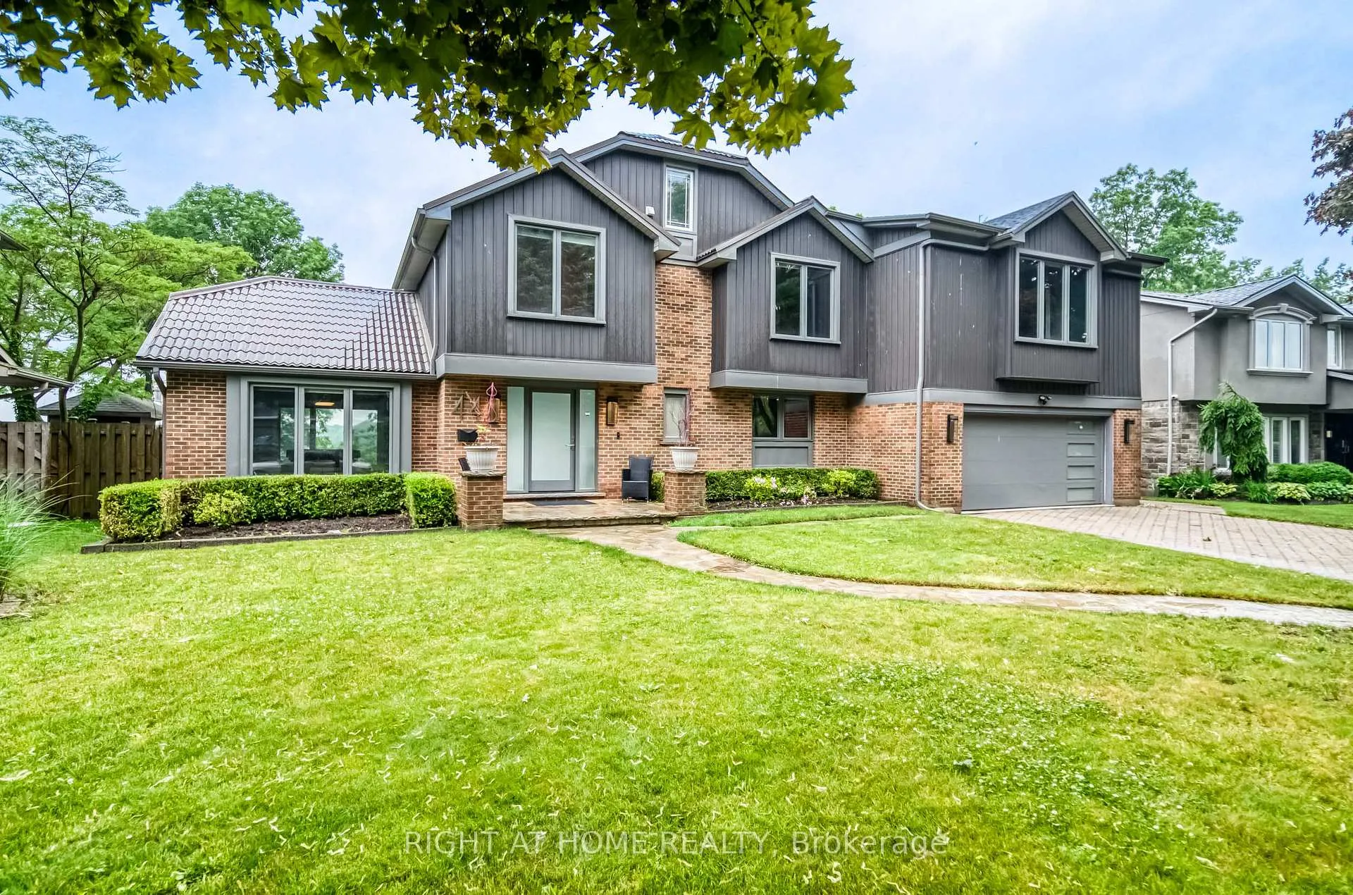 Front of 44 Royal Henley Boulevard