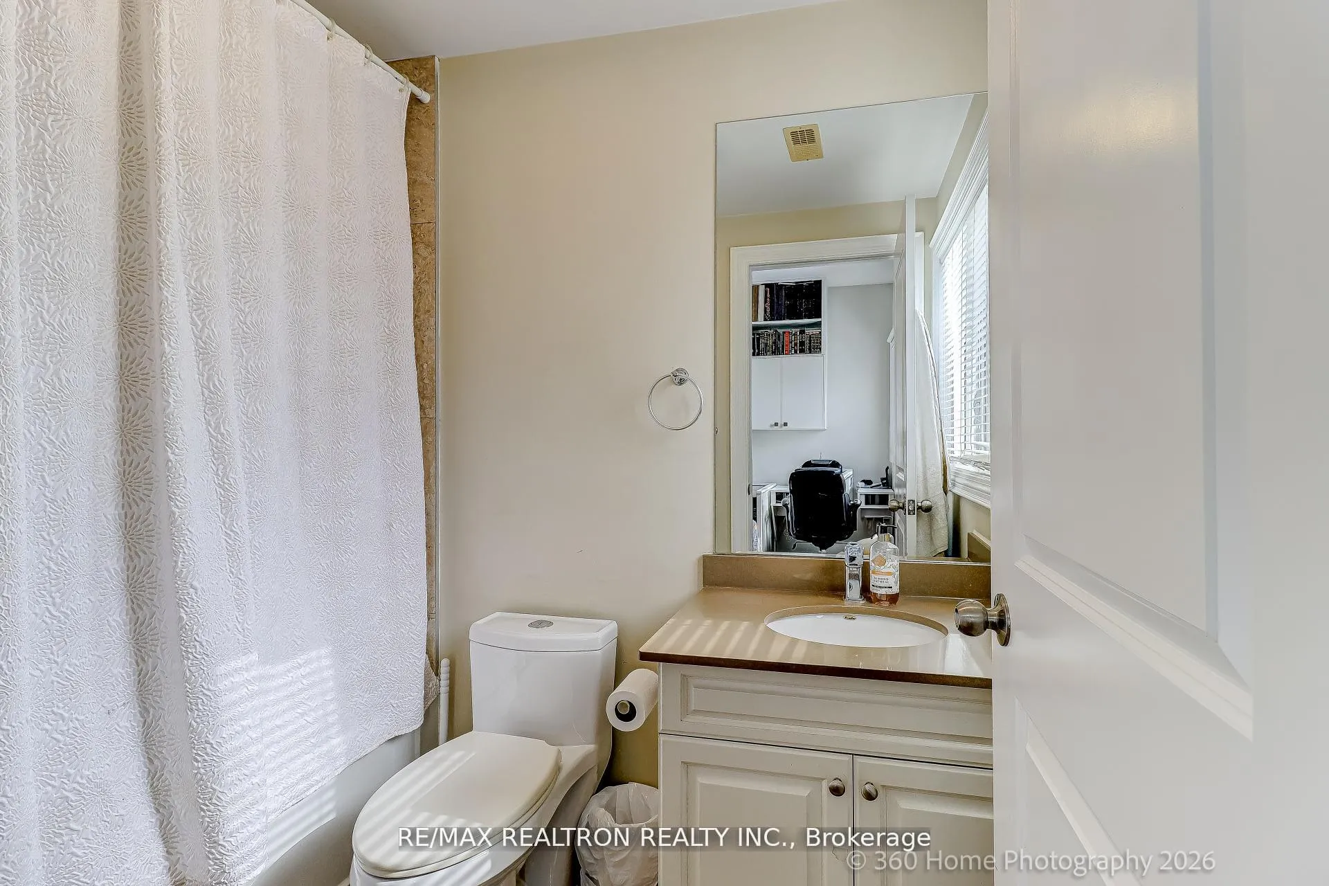 Photo 18 of 7 Stadacona Drive, Toronto, Englemount-Lawrence — HOMEH