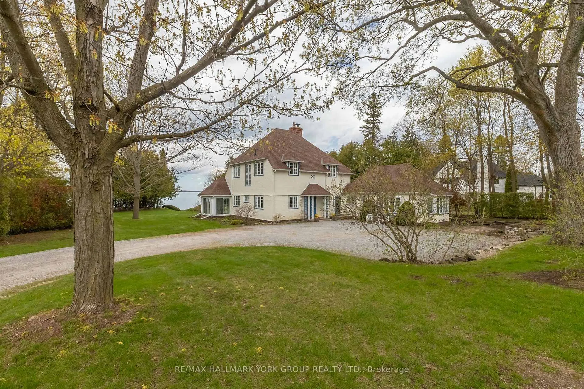 Front of 724 Lake Drive N