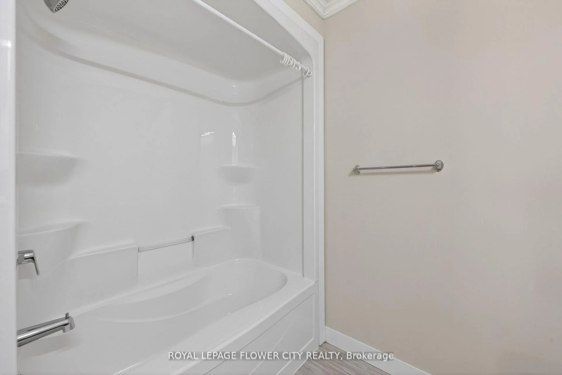 Photo 35 of 923 Sarnia Road, London, North M — HOMEH