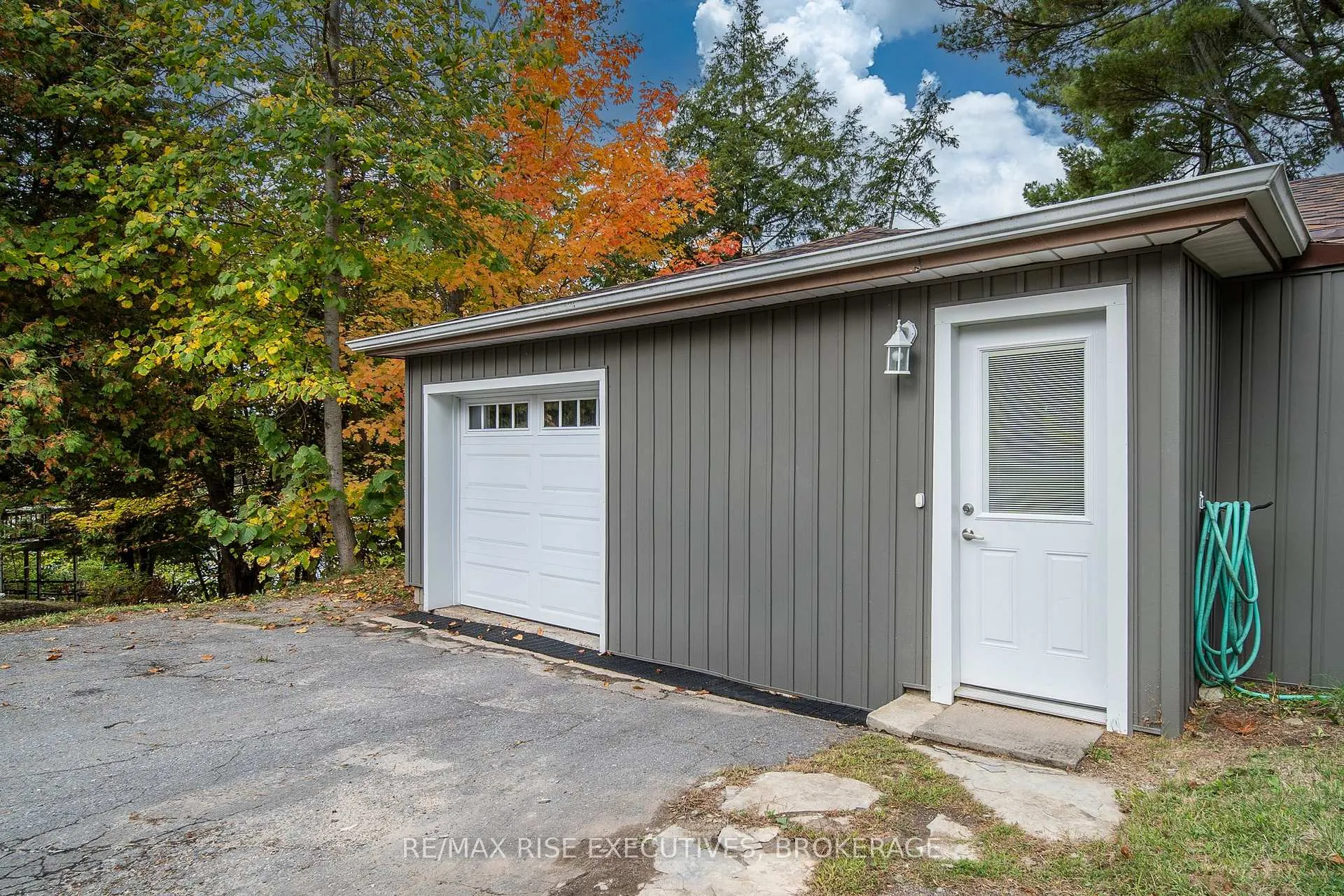 Photo 5 of 1017 Woods Lane, Frontenac, Frontenac South — HOMEH