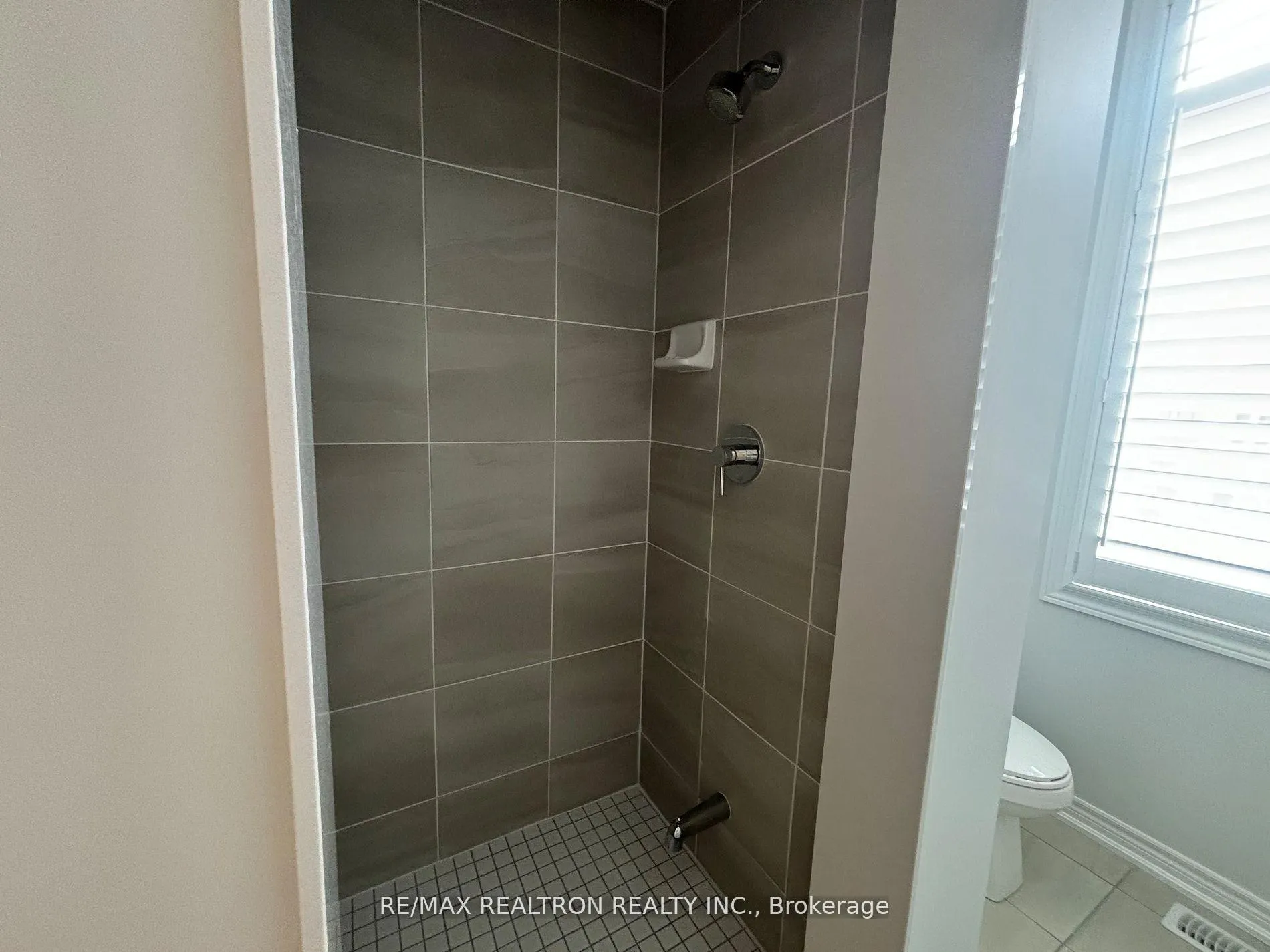 Photo 32 of 11 Father Muckle Avenue, Georgina, Keswick South — HOMEH