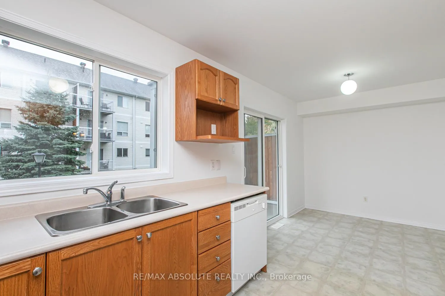 Photo 11 of 242 Gershwin Private, Ottawa, Westcliffe Estates — HOMEH